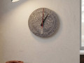 Arhitektūras betona sienas pulkstenis koka un bagātības simbola formā