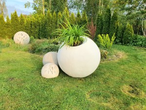 Dekoratīvie cementa puķu podi - bumbas